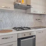 Apartment Center - Modern & Spacious By Host Hero *
